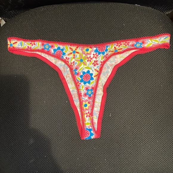 Vintage Fredrick’s of Hollywood Thong florals medium size - Picture 2 of 3